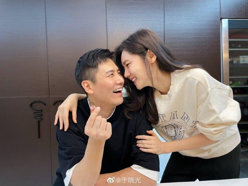 66岁巩汉林怀念赵丽蓉，为了捧儿子出道、带老婆演戏开始卖情怀